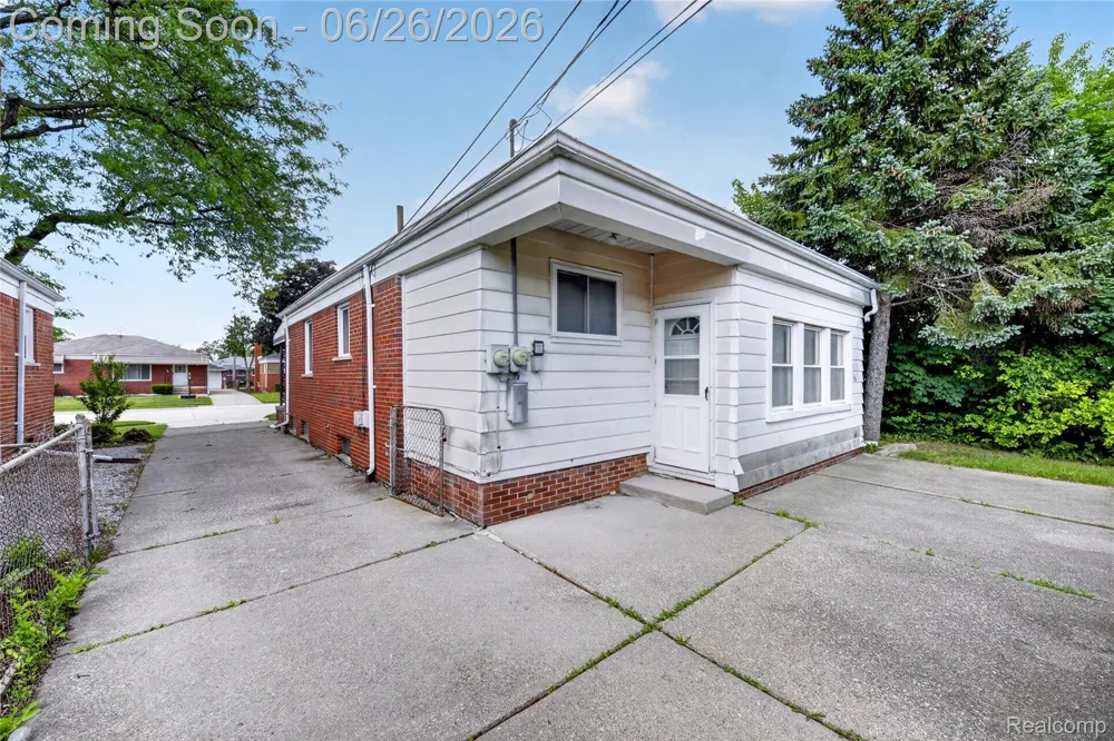 18270 Ash Avenue Eastpointe City, MI 48021