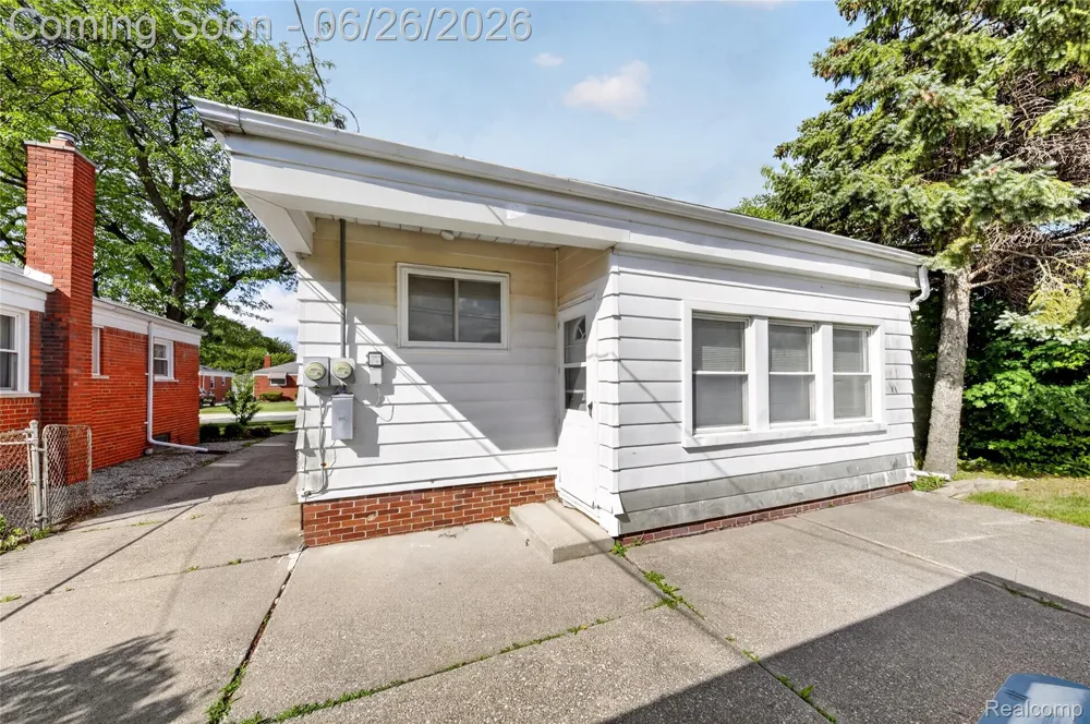 18270 Ash Avenue Eastpointe City, MI 48021
