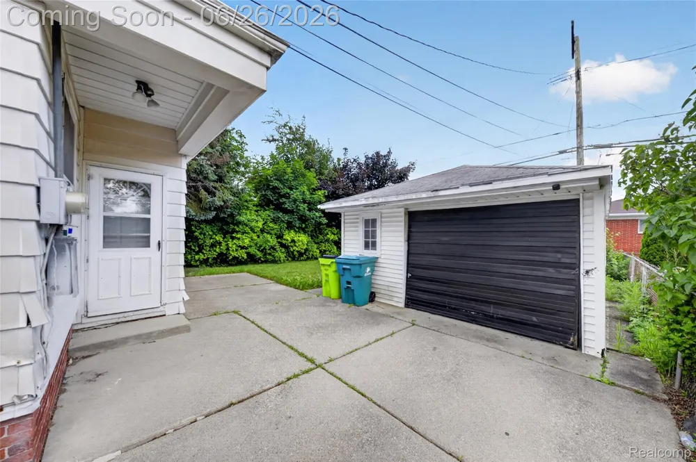 18270 Ash Avenue Eastpointe City, MI 48021