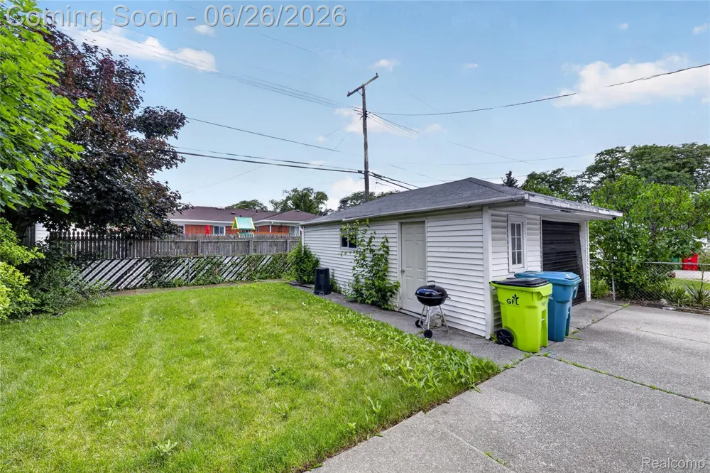 18270 Ash Avenue Eastpointe City, MI 48021