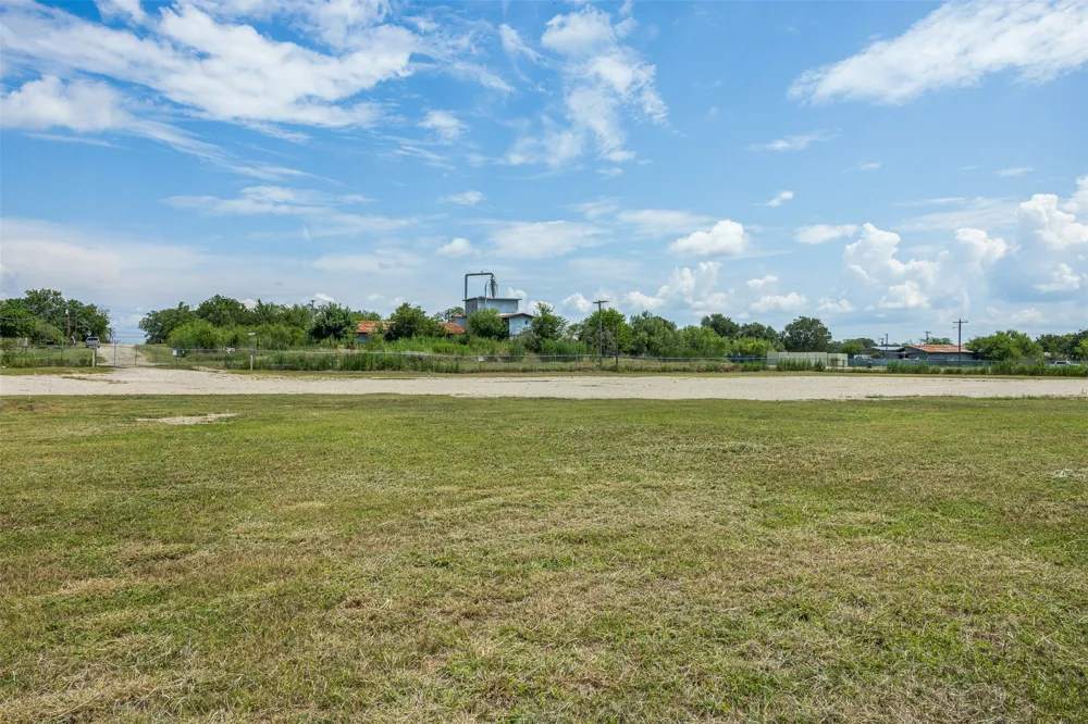 7 S Titus Street Giddings, TX 78942