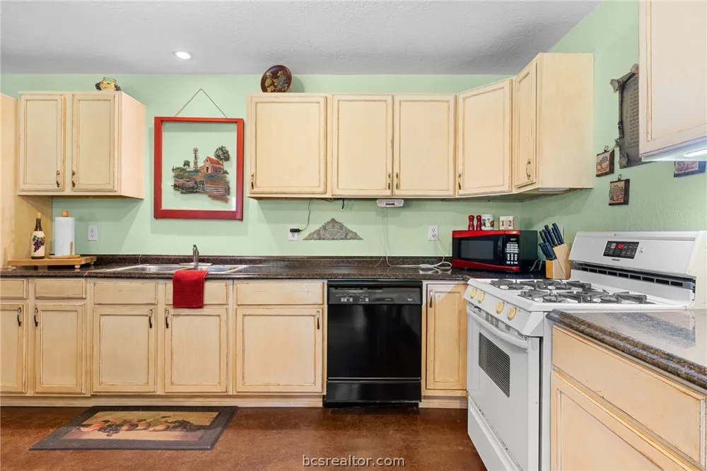 4942 Old Wagon Lane Richards, TX 77873