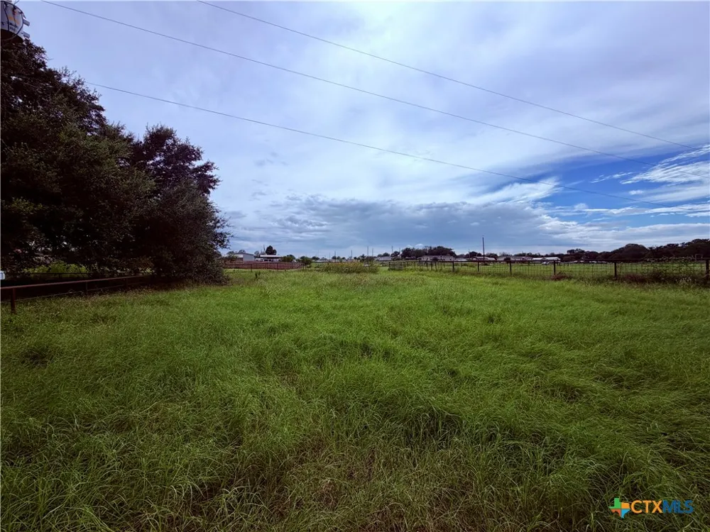 17 County Road 236A Gonzales, TX 78629