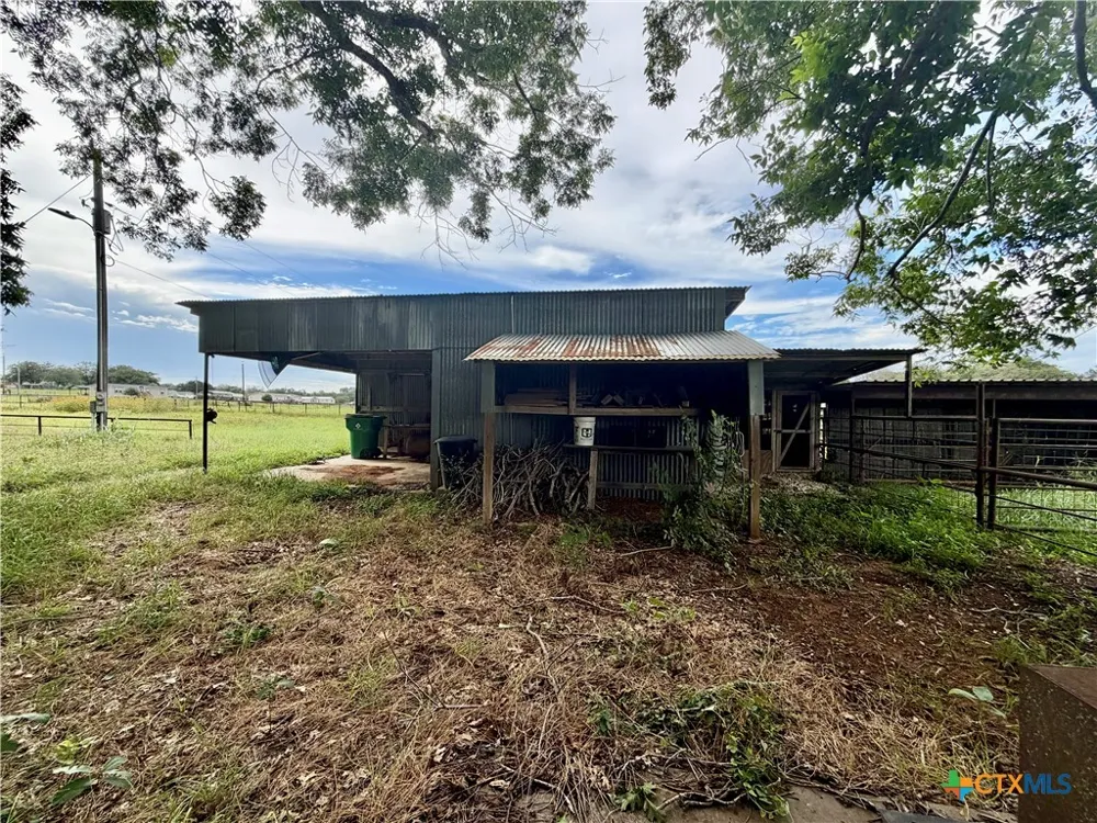 17 County Road 236A Gonzales, TX 78629