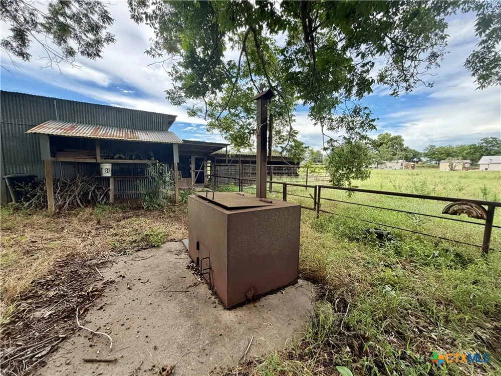 17 County Road 236A Gonzales, TX 78629