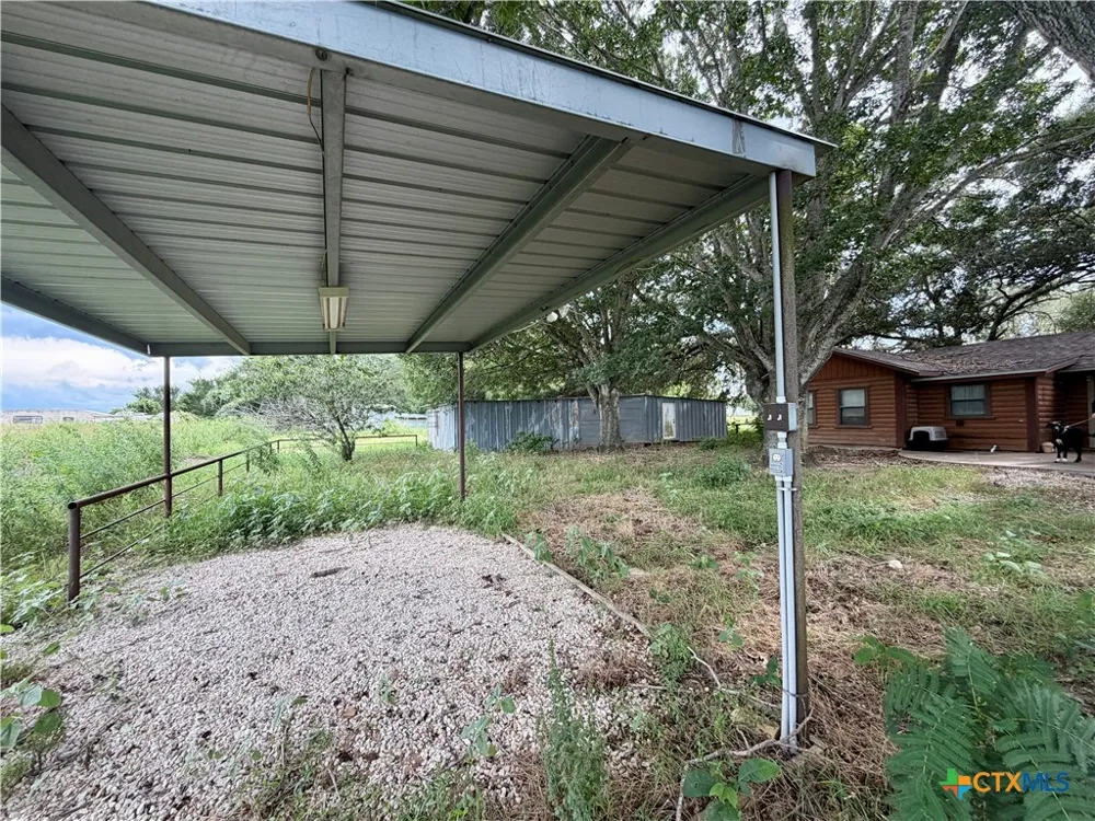 17 County Road 236A Gonzales, TX 78629