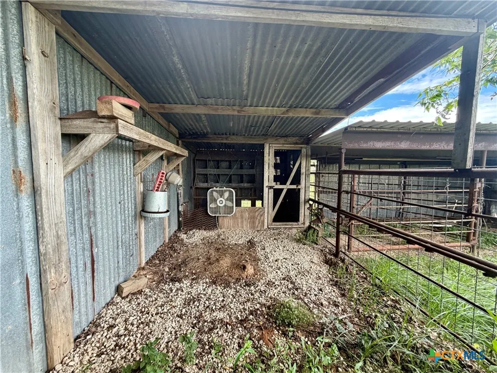 17 County Road 236A Gonzales, TX 78629