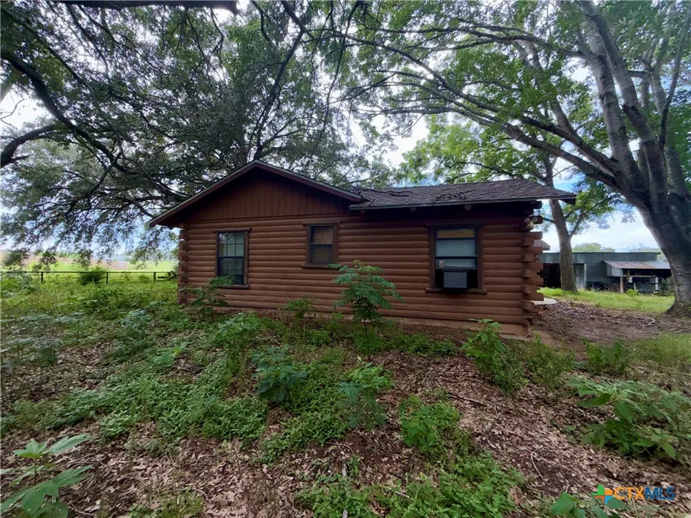 17 County Road 236A Gonzales, TX 78629