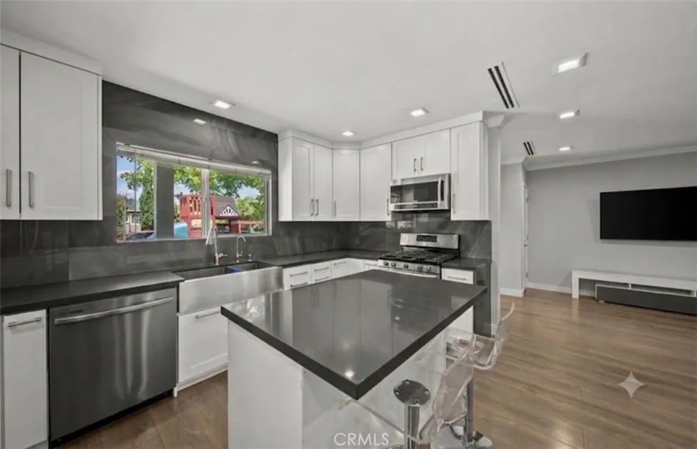 7720 Ensign Avenue Sun Valley, CA 91352