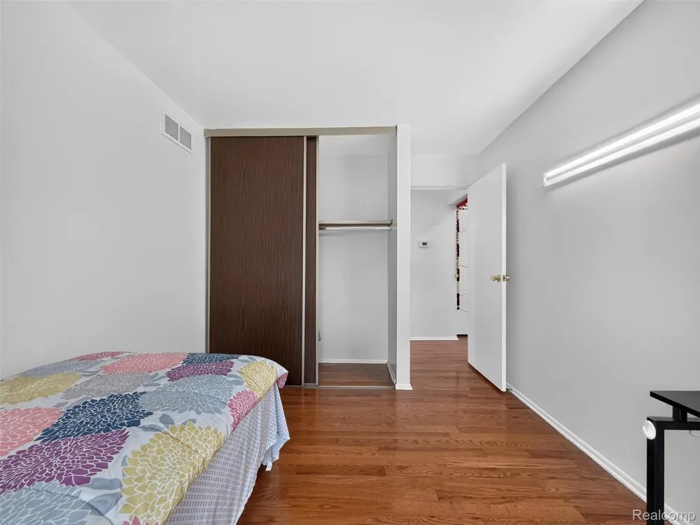 39613 Village Wood Lane Novi City, MI 48375