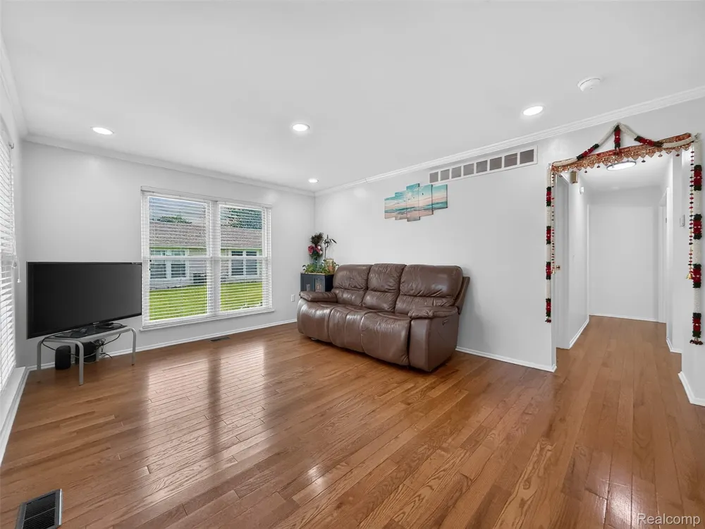 39613 Village Wood Lane Novi City, MI 48375