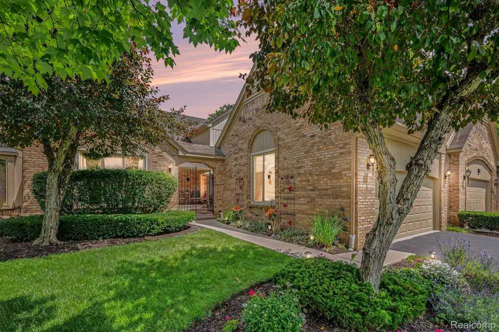 2202 Elm Circle Shelby Charter Township, MI 48316