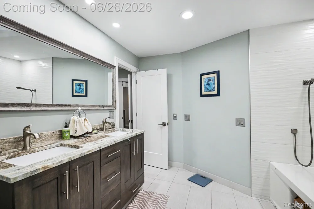 2202 Elm Circle Shelby Charter Township, MI 48316