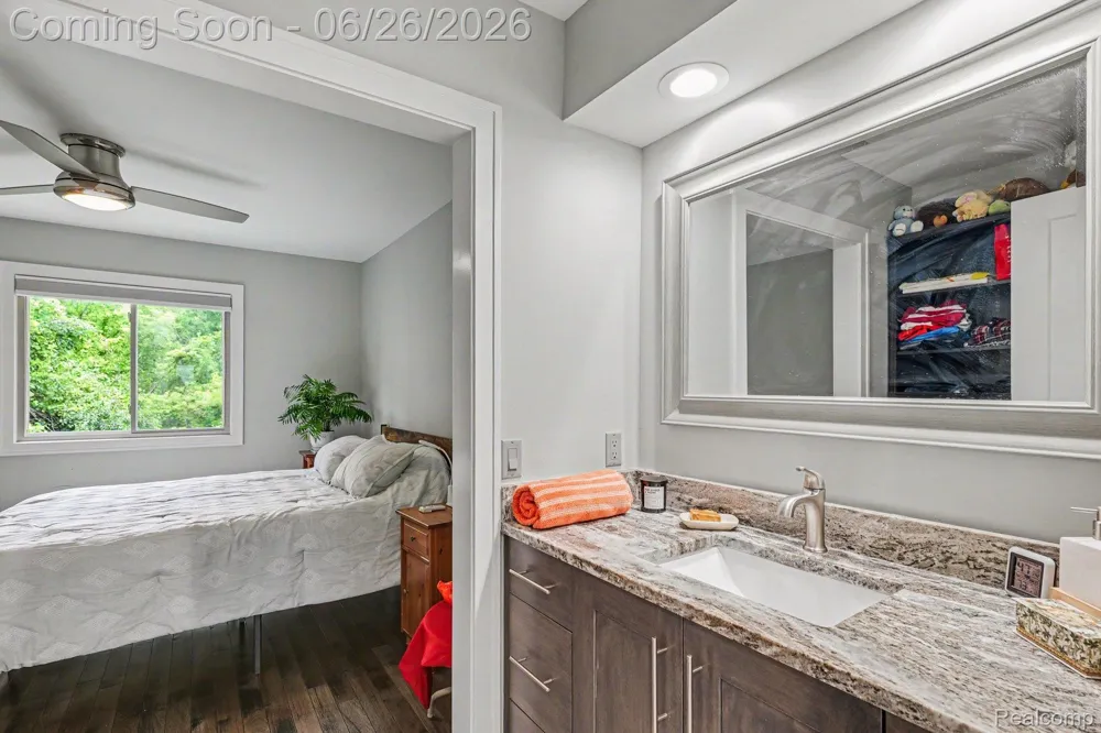 2202 Elm Circle Shelby Charter Township, MI 48316