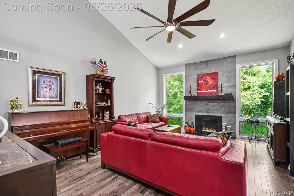 2202 Elm Circle Shelby Charter Township, MI 48316