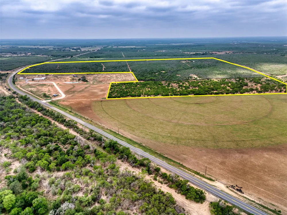 5394 FM 2200 ROAD W Devine, TX 78016