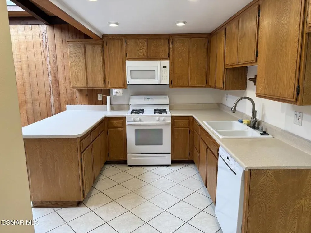 636 Malaga Court Newbury Park, CA 91320