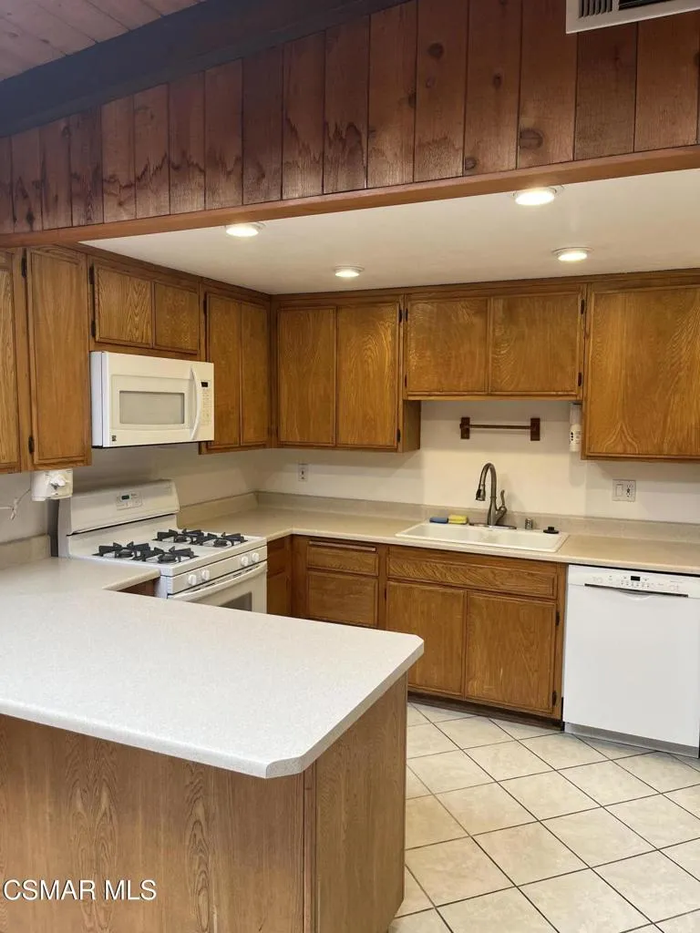 636 Malaga Court Newbury Park, CA 91320