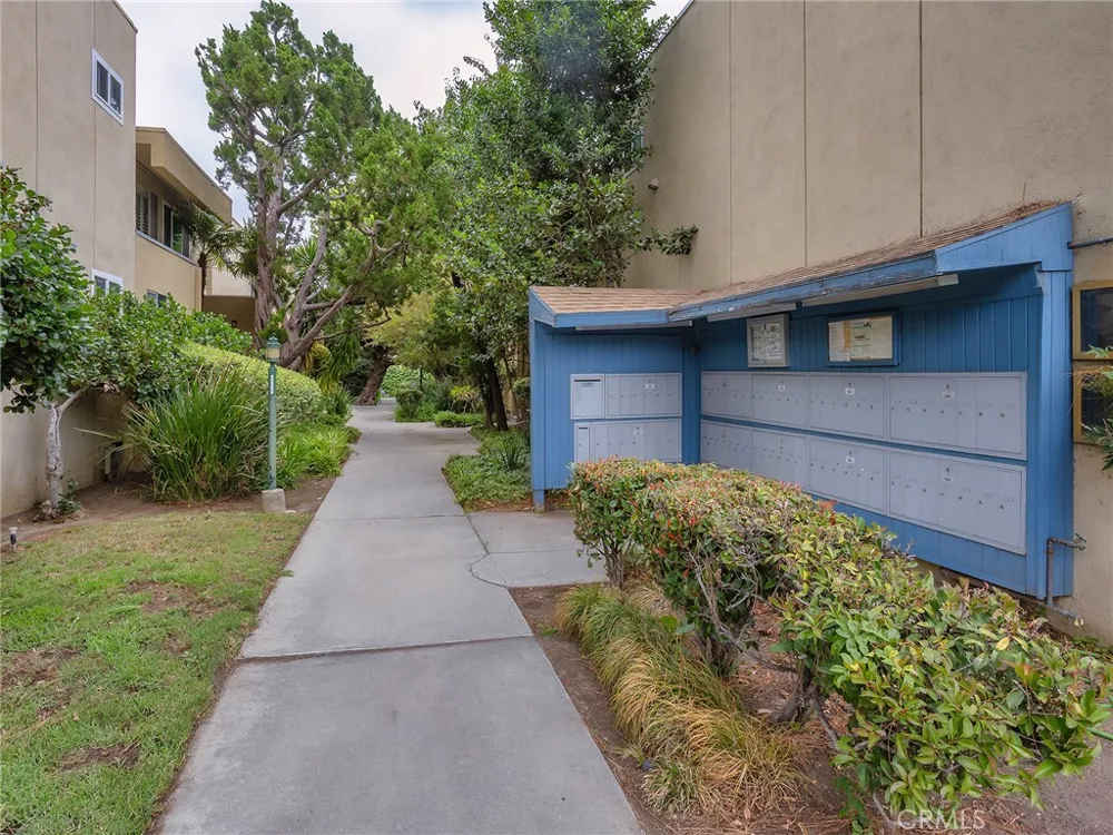 11138 Aqua Vista Street #18 Studio City, CA 91602