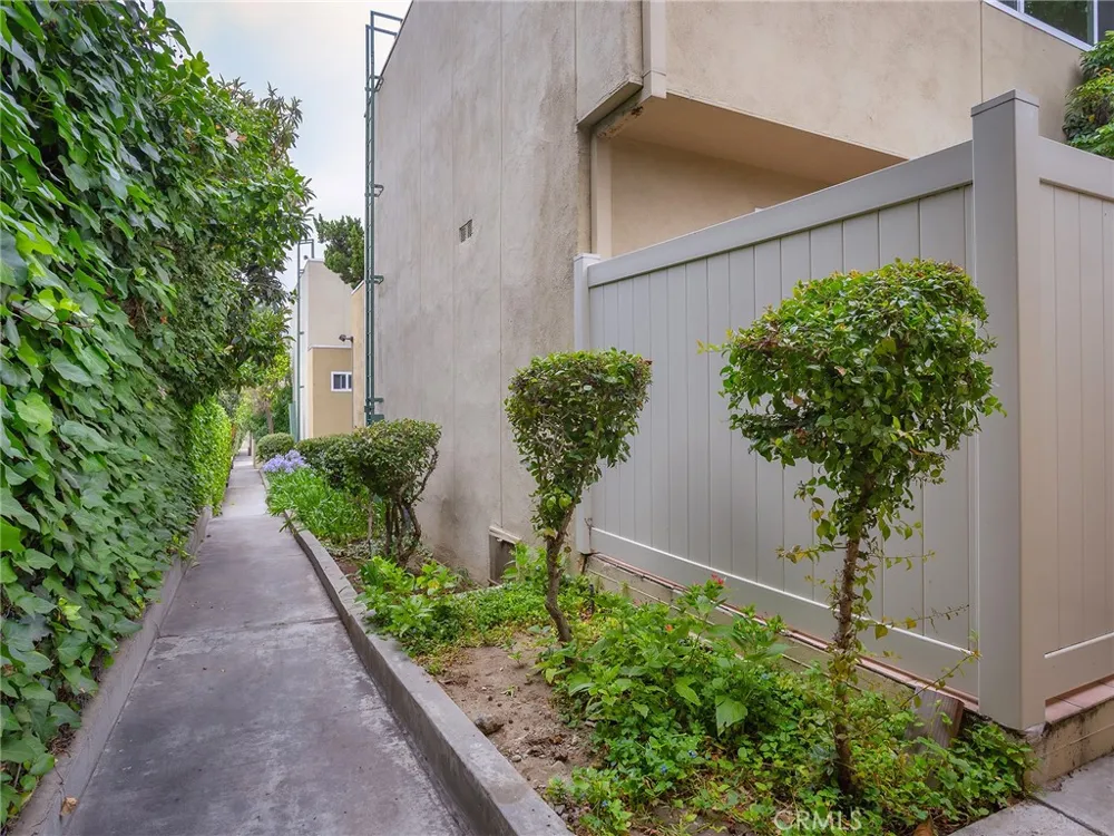 11138 Aqua Vista Street #18 Studio City, CA 91602