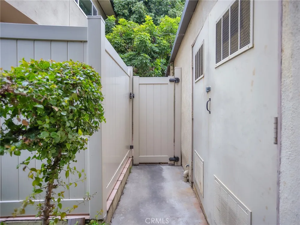 11138 Aqua Vista Street #18 Studio City, CA 91602