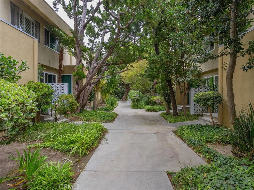 11138 Aqua Vista Street #18 Studio City, CA 91602