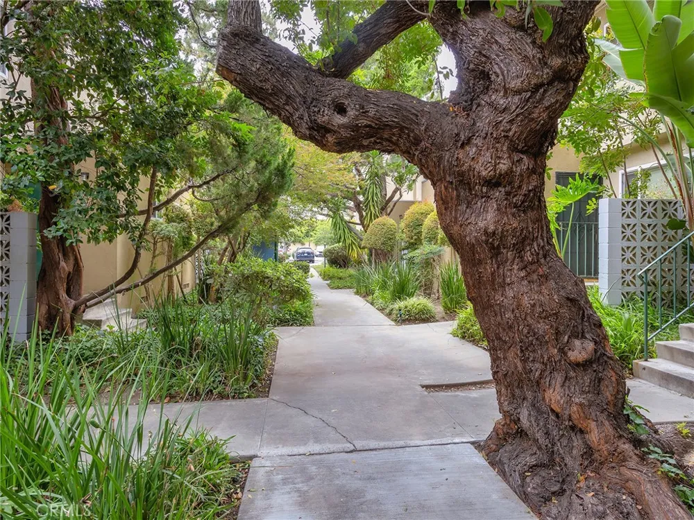 11138 Aqua Vista Street #18 Studio City, CA 91602