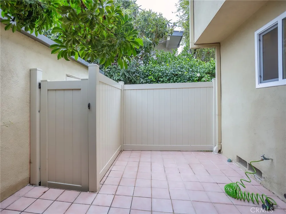 11138 Aqua Vista Street #18 Studio City, CA 91602