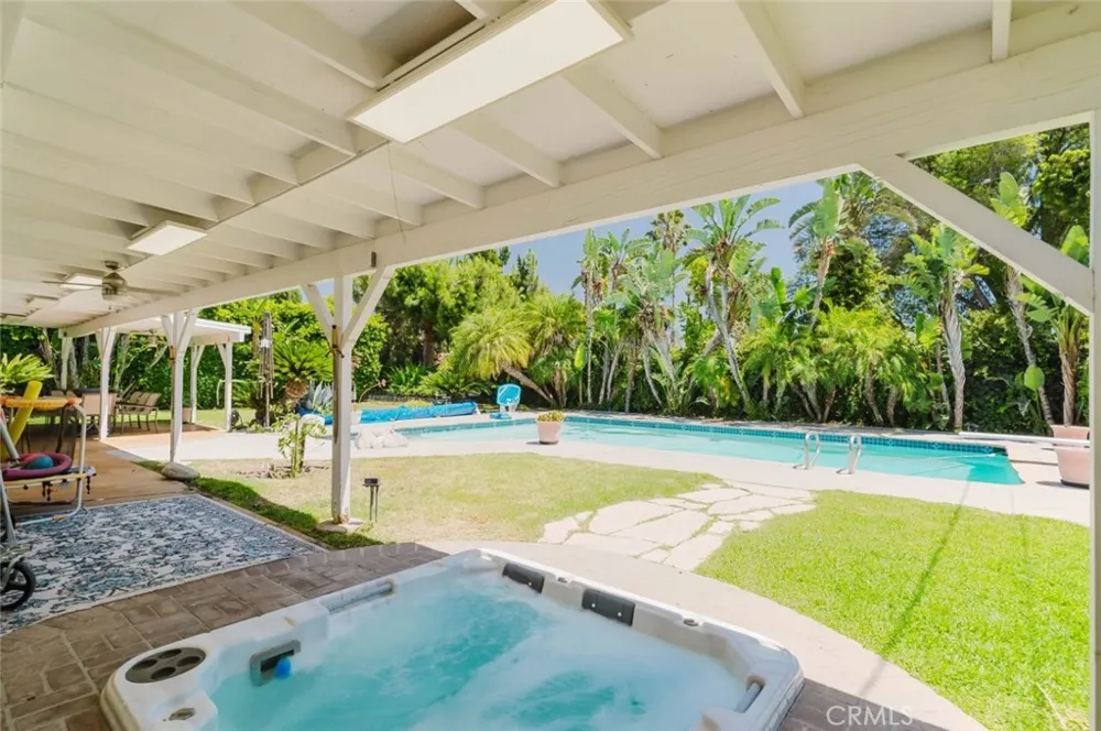 19240 Knapp Street Northridge, CA 91324
