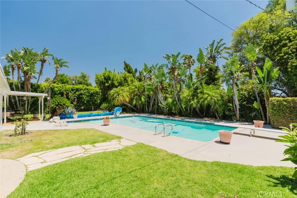 19240 Knapp Street Northridge, CA 91324