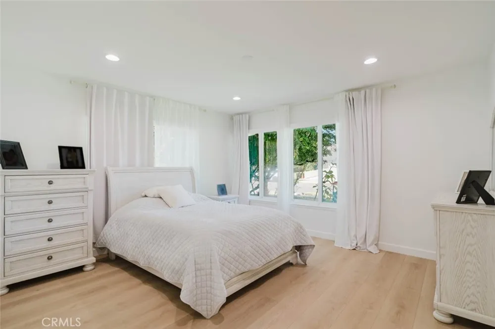 19240 Knapp Street Northridge, CA 91324