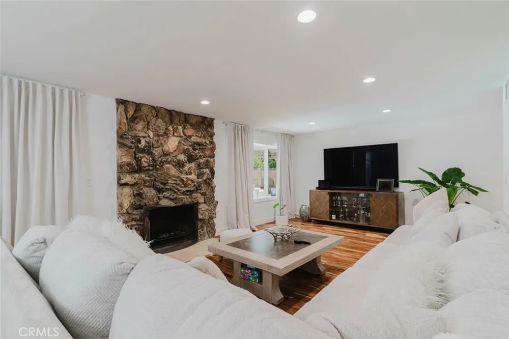 19240 Knapp Street Northridge, CA 91324