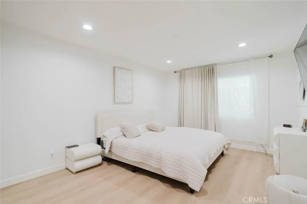 19240 Knapp Street Northridge, CA 91324