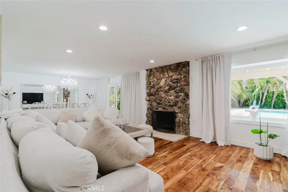 19240 Knapp Street Northridge, CA 91324