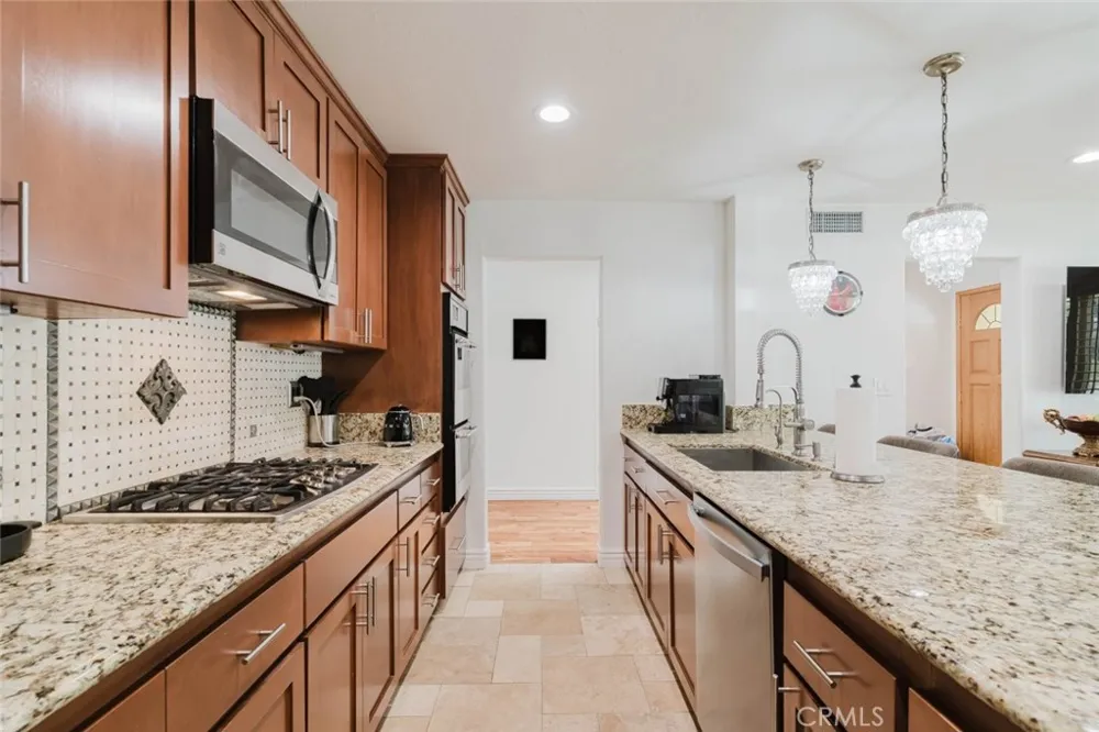 19240 Knapp Street Northridge, CA 91324