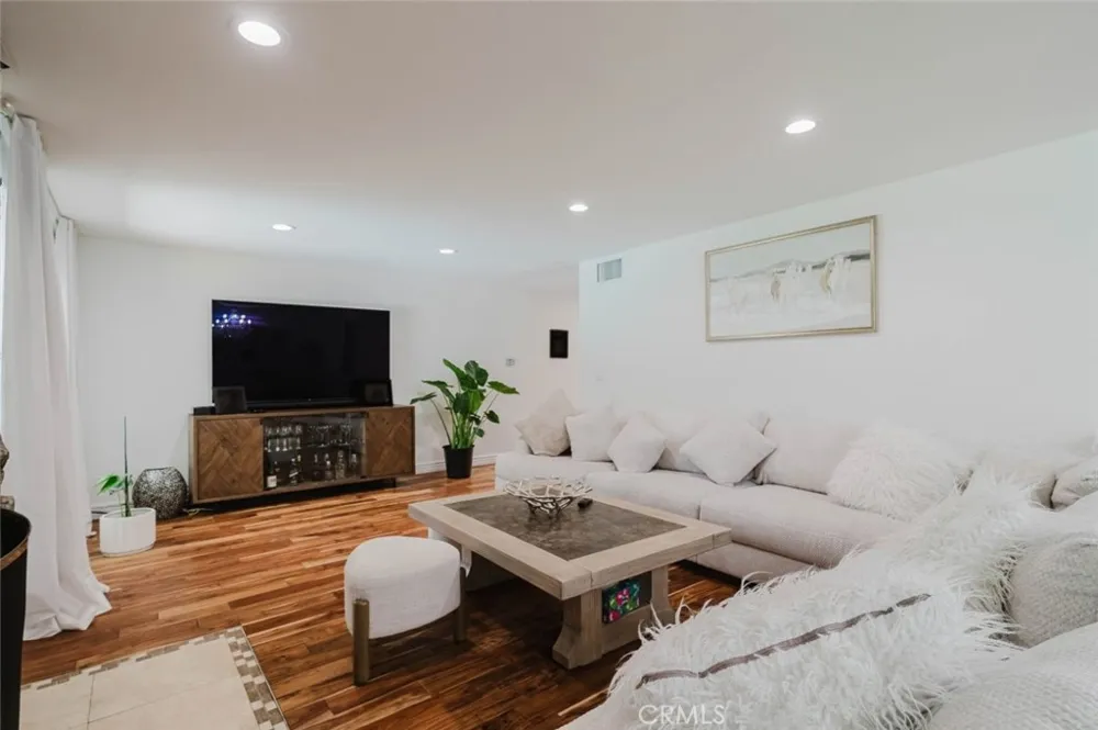 19240 Knapp Street Northridge, CA 91324