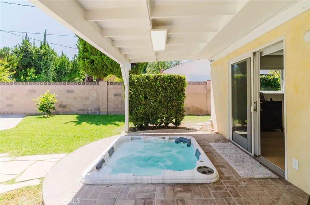 19240 Knapp Street Northridge, CA 91324