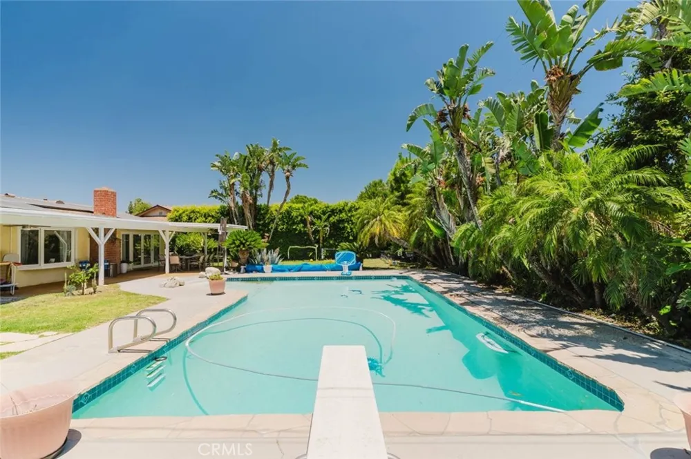 19240 Knapp Street Northridge, CA 91324