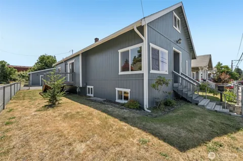 806 4th Street SE