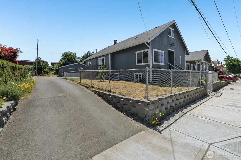 806 4th Street SE Auburn, WA 98002