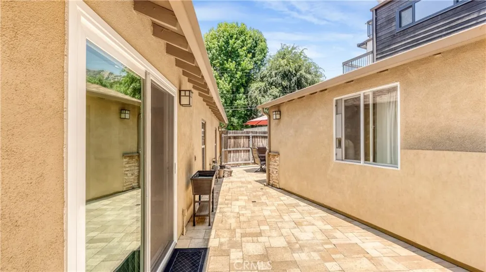 1232 E Elmwood Avenue Burbank, CA 91501