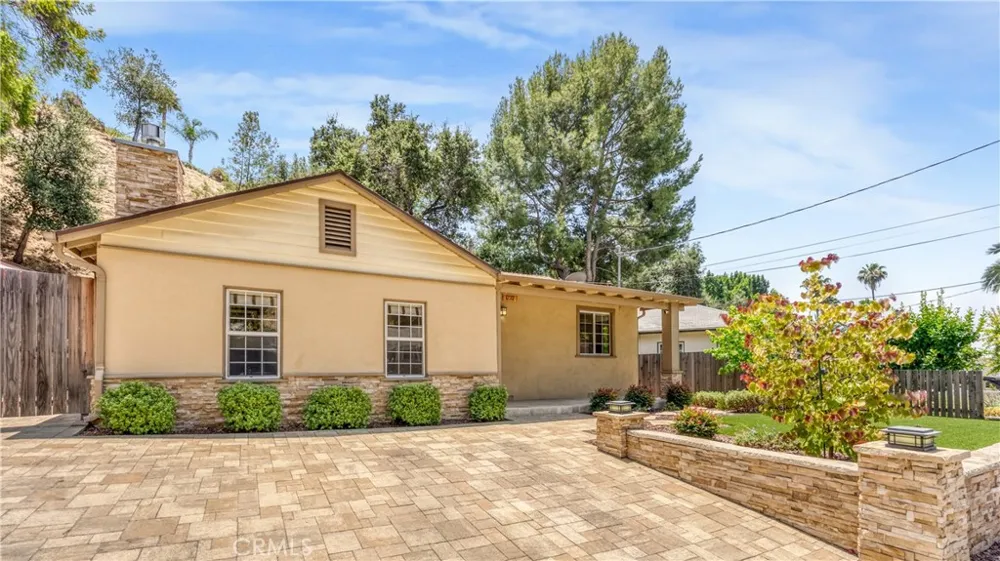 1232 E Elmwood Avenue Burbank, CA 91501
