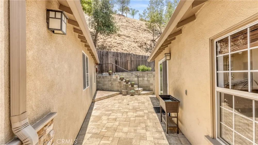 1232 E Elmwood Avenue Burbank, CA 91501