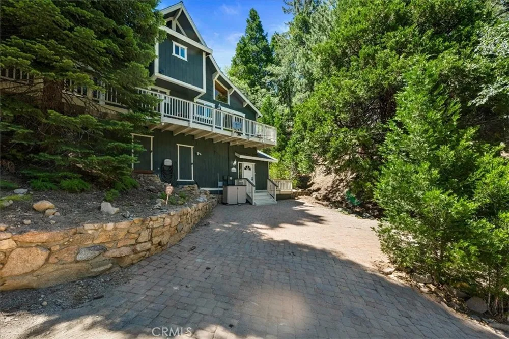 30942 Old City Creek Running Springs, CA 92382