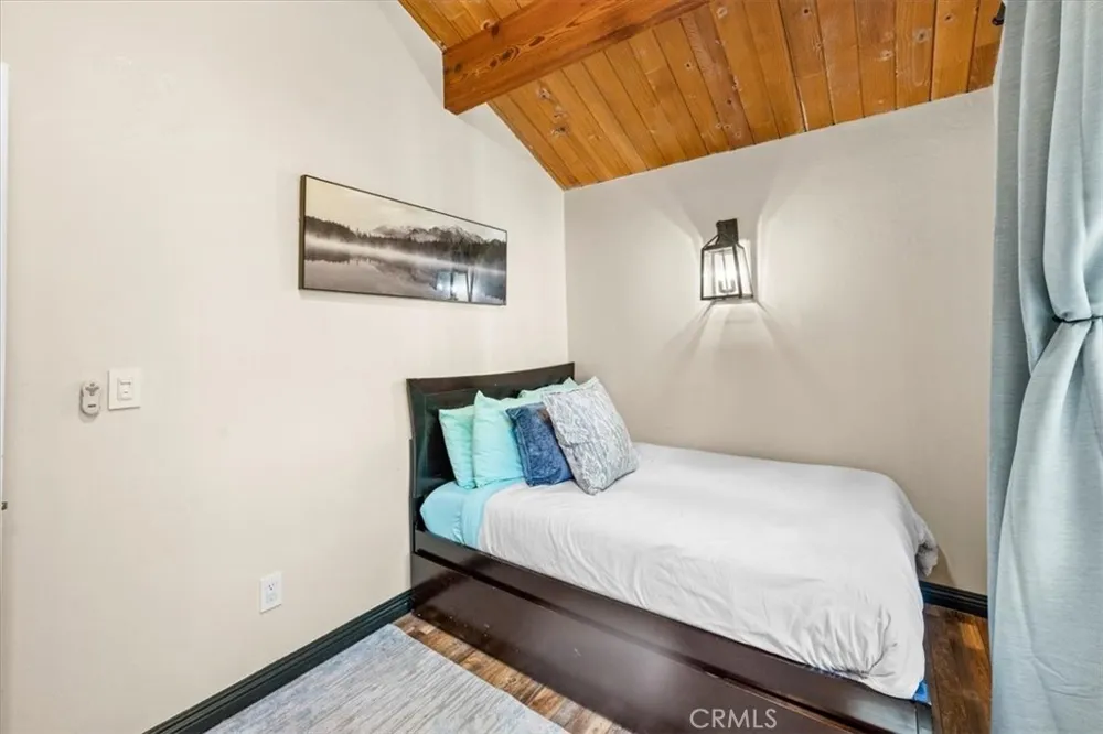 30942 Old City Creek Running Springs, CA 92382