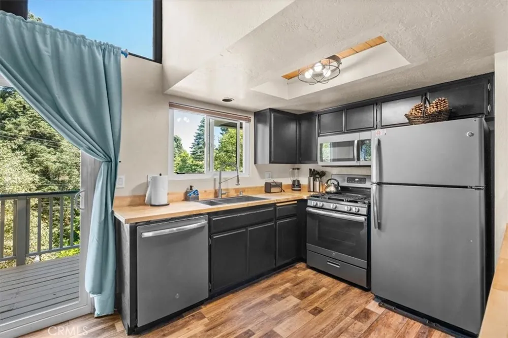 30942 Old City Creek Running Springs, CA 92382