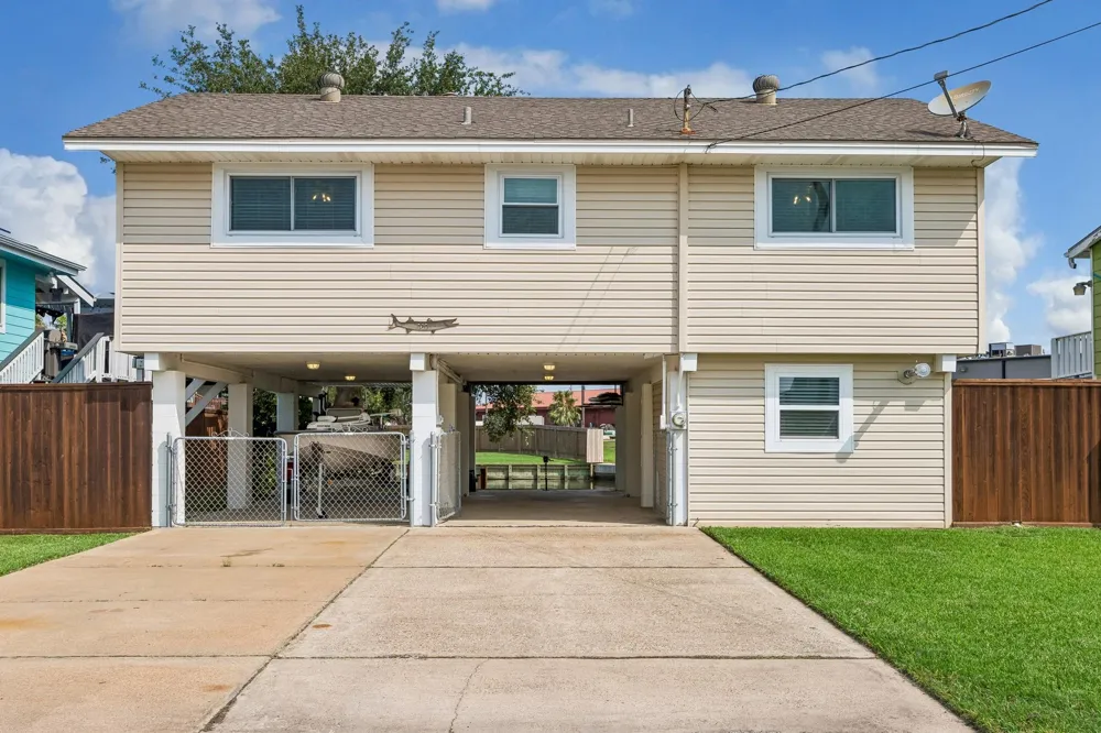 161 Barracuda Street Hitchcock, TX 77563