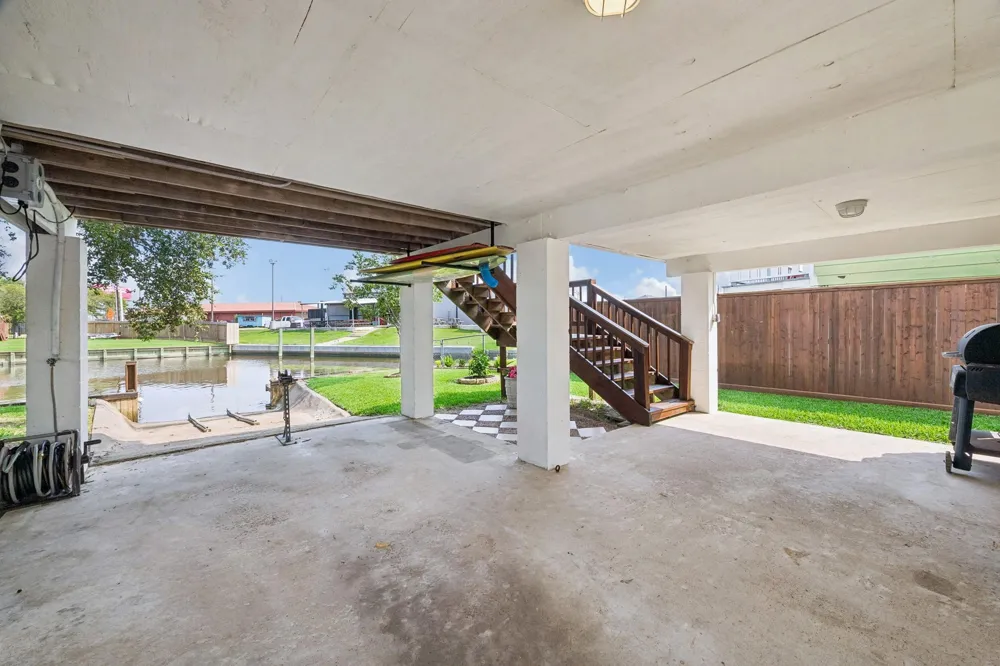 161 Barracuda Street Hitchcock, TX 77563