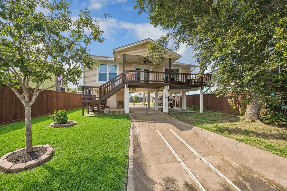 161 Barracuda Street Hitchcock, TX 77563