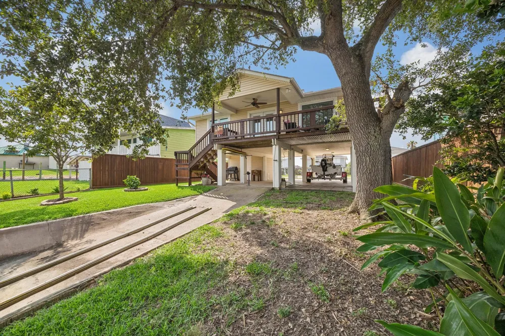 161 Barracuda Street Hitchcock, TX 77563